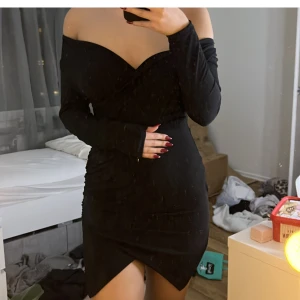 Svart omlottklänning - Snygg svart omlottklänning i tight passform. Perfekt för festliga tillfällen med sin eleganta design och långa ärmar. Klänningen har en smickrande v-ringning och är gjord i ett mjukt, stretchigt material som formar sig fint efter kroppen & har ett stretch i rumpan. Från Chiara Forthi Milano & är helt oanvänd:) priset kan diskuteras 🥰