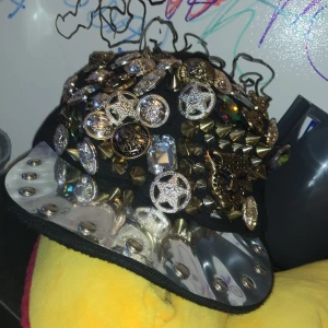 Keps med nitar och annat - Drained Keps med nitar och diamanter, hard asf rare keps, alla saker är påsydda för hand🤞🏼🤞🏼✌️✌️👅👅