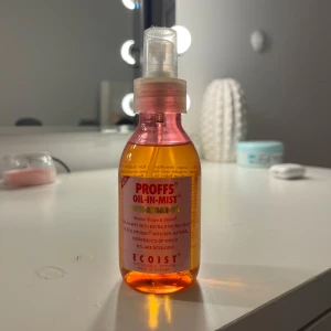 Proffs Oil-In-Mist - En oljemist från Proffs som ger glans och styrka till håret. Den innehåller naturliga ingredienser och är ekologisk. Perfekt för att fräscha upp håret och ge det en extra boost av fukt och lyster.