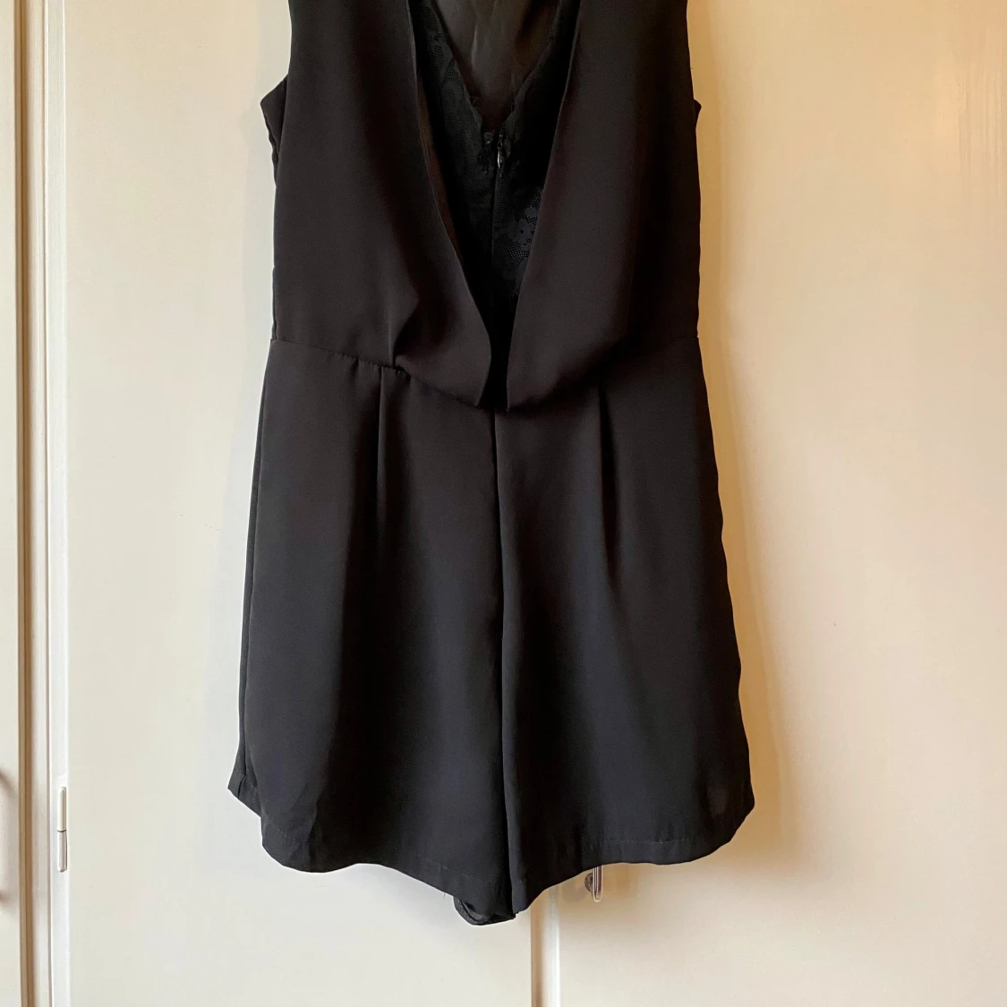 Svart ärmlös byxdress - 92