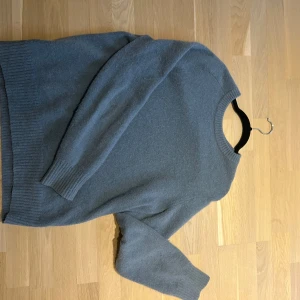 Ljusblå alpackablanding! - Säljer en mysig ljusblå alpackabland i storlek M. Perfekt för kyliga dagar med sin mjuka och varma känsla. Tröjan har långa ärmar och ribbade kanter vid ärmslut och nederkant. 