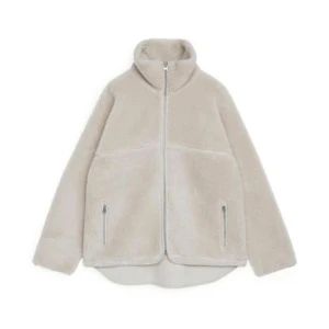 Arket jacka  - Hej!  Säljer denna otroligt fina jacka som är köpt hos Arket, nypris ca 1899 kr. Skriv privat så skickar jag egna bilder. Jag tvättar den innan den skicka såklart, kan också mötas upp!🩷