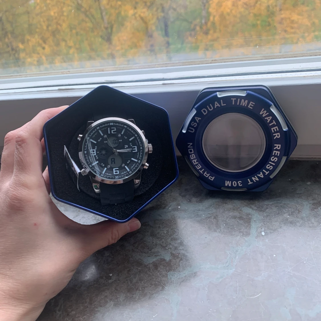 Svart klocka med dual time-funktion