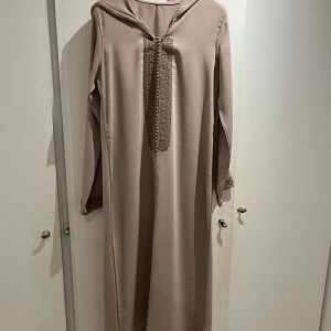 Jelaba klänning/ abaya - Säljer denna fina abaya liknande klänningen i super gott skick. Köpt i marocko 🤍