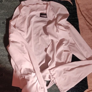 Vit somrig blus - Säljer en söt vit blus. Den har långa ärmar och en fin spetsdetalj vid ärmsluten. Perfekt för vår och sommar! 💖