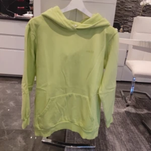 Ljusgrön hoodie från KappAhl - Säljer en ljusgrön hoodie från KappAhl i storlek 158/164. Den är supermjuk och perfekt för vardagsbruk. Hoodien har en klassisk känguruficka och en bekväm huva. Perfekt för både vår och höst! 💚