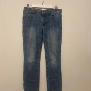 Blå jeans från Oliver - Säljer ett par snygga blå jeans från Oliver i bra skick. De har en klassisk femficksdesign och en knappgylf. Låg midjade och långa i benen. 