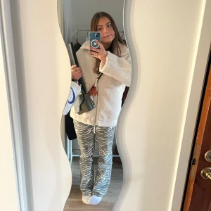 Zebramönstrade byxor - Säljer ett par coola zebramönstrade byxor som är perfekta för att spicea upp vardagen. Märker är guess och det är i super super fint skick.