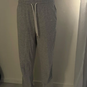 Mjukisbyxor  - Grå mjukisbyxor från H&M i storlek XS