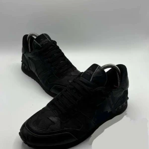 Valentino Rockrunners Skor - Valentino Rockrunner Skor | Detta är marknadens fetaste, populäraste & mest eftertraktade sko nu inför vintern & hösten! | Skick 9/10, EXTREMT bra! | Storlek 39, men passar nog även 40-41 då de är lite större i storleken enligt oss | Inget medföljer | Priset är INTE diskuterbart. | Nypris 8000kr | Du får mer än gärna höra av dig vid minsta möjliga fråga eller fundering så svarar vi med glädje! |  / GardeGrisch - Registrerat företag 😄