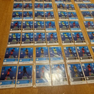 FOTBOLLSKORT - Hej! Säljer massor med fotbollskort främst från 2012-2023, skriv vilken spelare ni söker så kollar jag upp i mina pärmar och skickar bild ifall jag har så ni ser. Har runt 1000 kort så svårt att få med allt!   Obs Bilden är självklart inte alla kort!