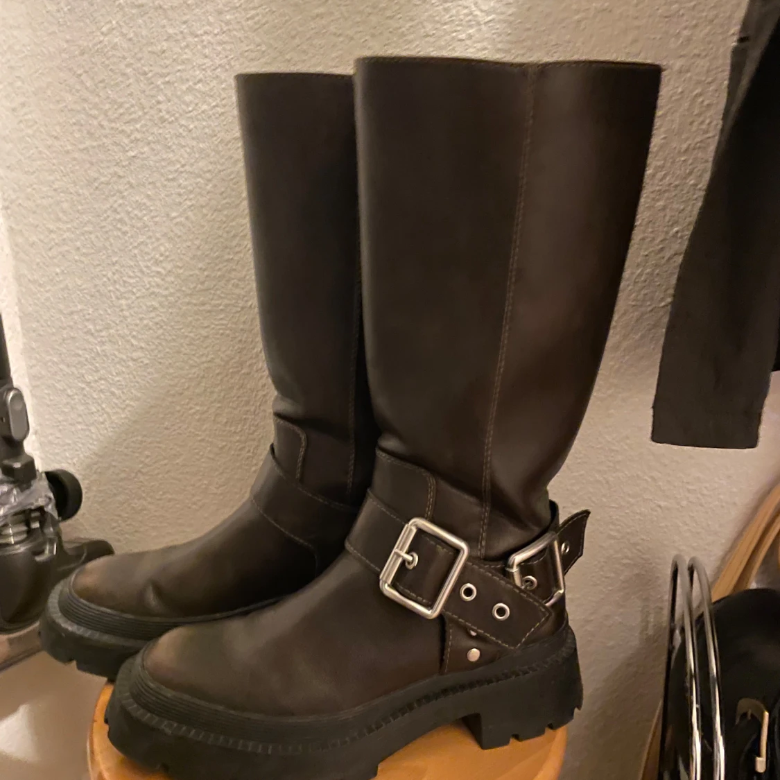 Bruna stövlar med spänne