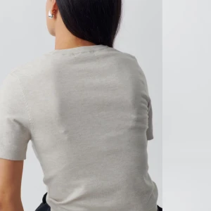 Beige kortärmad tröja - Säljer en stilren beige kortärmad stickad tröja i mycket bra skick från Gina Tricot. Jätteskönt mjukt material dock hade jag personligen önskat att den var lite längre(den går till precis under naveln), annars jättebra till vardags speciellt nu höst och vinter.