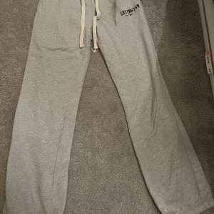 Grå mjukisbyxor från Lexington - Säljer ett par grå mjukisbyxor från Lexington i storlek M. De är superbekväma med snörning i midjan och har Lexington-loggan tryckt på benet. Perfekta för en chill dag hemma eller en snabb tur till affären. 🛋️