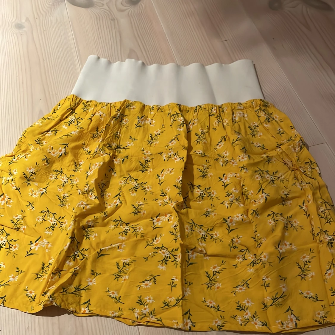 Gul blommig kjol - 90