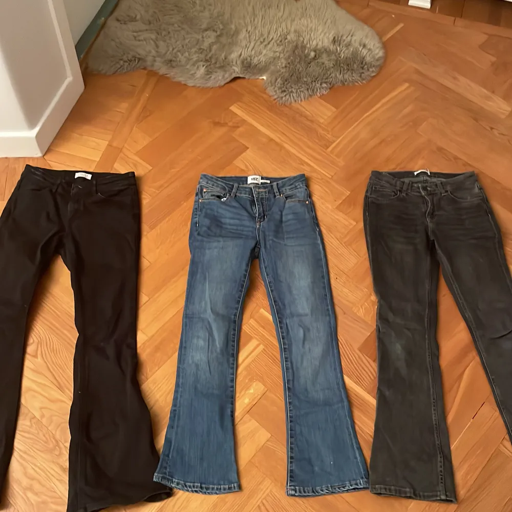 Säljer tre par bootcut byxor i svart, blått och mörkgrått. De svarta är från Lindex och de blå från 157 med modellen 'Skippy Flare'. Perfekta för både vardag och fest! Alla byxor har en snygg flare och normal passform.🥰🥰. Jeans & Byxor.