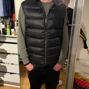 Parajumper väst - Parajumper väst i helt nyskick inga defekter. Säljs då den är lite för liten för mig. Jag är 173. Nypris ligger på runt 4500. Mitt pris 2000kr! Pris kan diskuteras vid snabb affär.