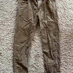 GANT, manchesterbyxor, NYSKICK! - Gant manchester byxor i storlek W34/L32, aldrig använda, skrynkliga från garderoben.  Rak passform, kall biege färg.  Hälsningar//  Ludvig