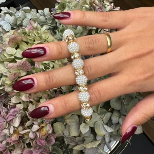 Pärlarmband med gulddetaljer - Säljer ett armband med vita pärlor och gulddetaljer, som heter ”Aicha”. Armbandet har en elastisk passform som gör det enkelt att ta på och av. Passar perfekt till både vardag och fest! ✨