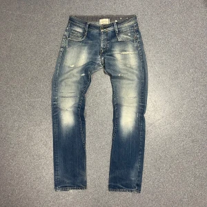 Vintage jeans - Säljer nu farsans gamla byxor från tidigt 00-tal, dessa byxor är från G-star RAW och har en extremt fet färg och slitningsmönster då farsan haft dem så länge, men hör av er om ni har några frågor för dessa byxor är riksfeta str 34/36 Pris kan diskute