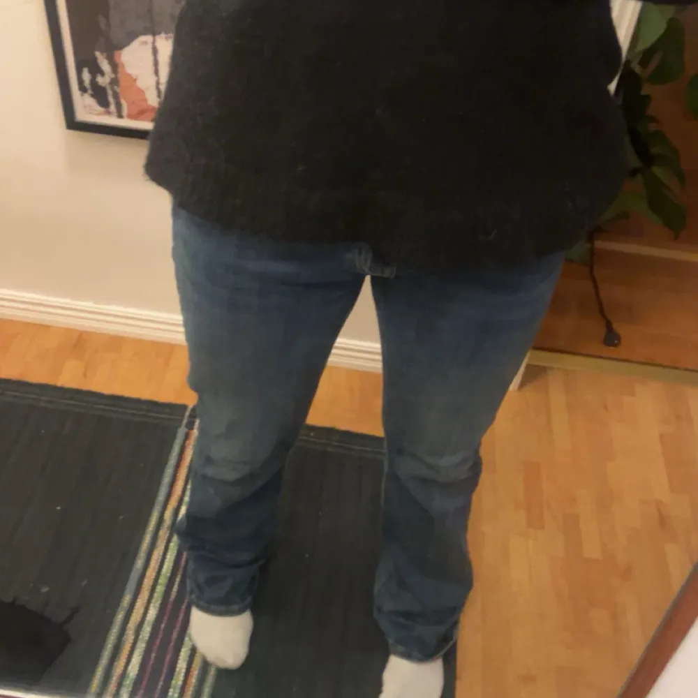 Suuupersnygga lågmidjade bootcut jeans från Cubus i nyskick! Storlek S (passar 36 & 38) och köptes för 500kr, priset kan sänkas men i med så pass nytt skick så sänks priset vid snabb affär. Byxorna är lågmidjade och är lite långa på mig som är 163, men de sitter super super fint. Säljer då jag har ett exakt likadant par hemma. ❤️. Jeans & Byxor.