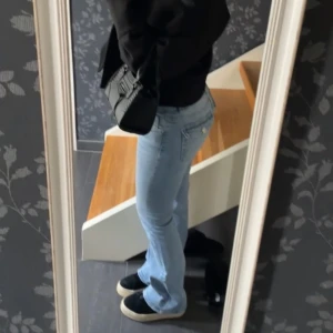 Lågmidjade Y2K Jeans Gina Tricot  - Lågmidjade ljusblåa jeans med fickor där bak i storlek 36 från Gina Tricot, använda men ser ut som nya. perfekta i längden för mig som är 1.67 cm. 💕💕💕