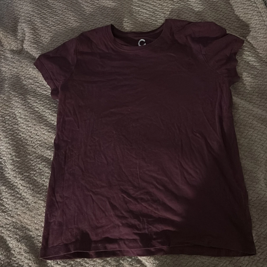 Vinröd t-shirt från C