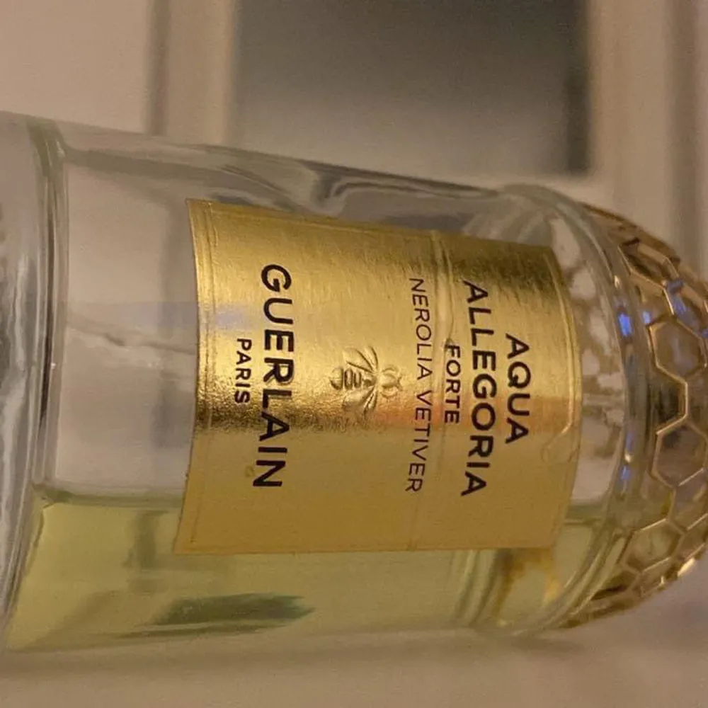 Säljer två lyxiga parfymer från Guerlain's Aqua Allegoria-serie. Den ena är Nerolia Vetiver EDP med en fräsch och livlig doft, och den andra är Rosa Rossa EDT med en blommig och fruktig ton. Båda flaskorna är 125 ml. Ca 30 ml kvar i vardera. 200 för Neroli vetiver och 200 för rosa rossa. Eller båda för 350 kr. . Parfym.