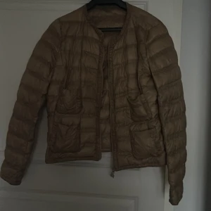 Säljer monclear jacka - Storlek L, köpt för ett år sen i Barcelona, använt Max fem gånger. Äkta monclear, kommer med en liten påse där man kan logga in monclear jackan. Köpt för 12000kr fri frakt 