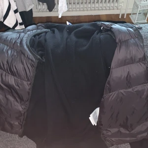 Svart dunväst från Moncler - Sönder jacka köp inte söndrig