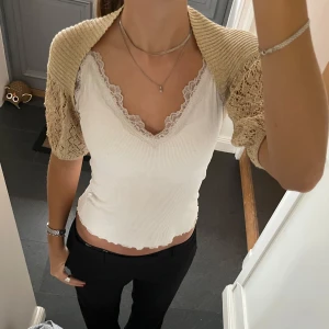 Guldig bolero - Beige/glittrig stickad bolero från Pieces i storlek M, passar även S. Fint skick. Använd gärna köp nu!