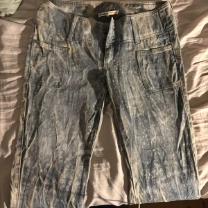 Coola jeans - Supersnygga lågmidjade jeans som tyvärr har blivit alldeles för små på mig. Har blivit lite slitna längst ned men inget man märker av när man bär dom❣️ sista bilden är från förra ägaren!