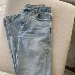 Ljusblåa jeans  - I superfint skick, för referens så är jag 170cm lång. Storlek: midja 29, längd 34