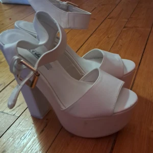 Skor - Vita fina klackskor dock lite smutsiga för de är använda. De är väldigt sköna och aldrig haft problem med dem osv