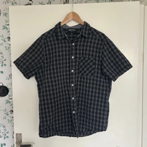 Rutig skjorta - Svart och vit rutig skjorta passar M