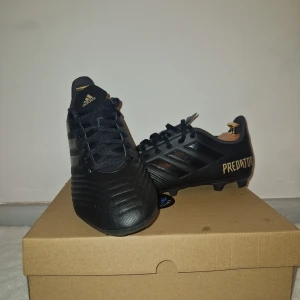 Adidas Predator Fotbollsskor - Säljer ett par svarta Adidas Predator fotbollsskor. Aldrig använda! Priset kan diskuteras. Storleken är 43 men passar 41, 43 och även 44.