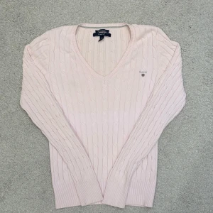 Ljusrosa Kabelstickad Tröja från Gant - Märke: GANT Storlek: S Färg: Ljusrosa Skick: Mycket bra Material: Stretch Cotton