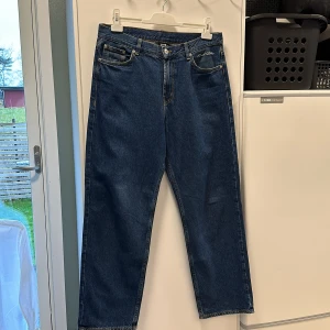 Blå jeans från Sweet Skateboarding Company - Säljer ett par snygga blå jeans från Sweet Skateboarding Company. De har en baggy femficksdesign och är tillverkade i slitstarkt denim. Perfekta för både vardag och skateboarding. Storlek small. Passar perfekt för en avslappnad stil! Inga slitningar. 