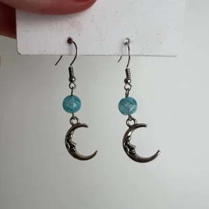 Örongängen - Två silvriga, mån öronhängen med blåa detaljer.  Kan tänka mig att sänka priset💗