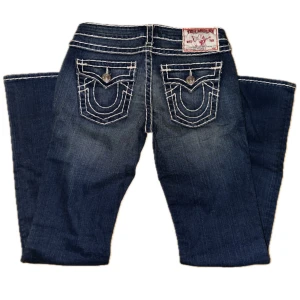 flare bootcut true religion jeans stockholmstil  - Helt nya True Religion-jeans, fortfarande med taggen på. Låg midja och utsvängd/bootcut. Midja: 38 cm. Yttersöm: 107 cm. Innersöm: 82 cm. Benöppning: 21,5 cm. Har ej foto på eftersom de ej passar mig. Ställ gärna frågor. Priset kan diskuteras.
