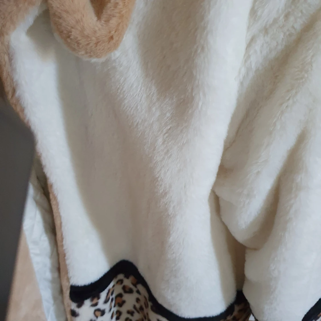 Vit teddyjacka med leoparddetaljer från Shein