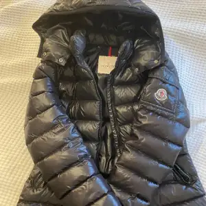 Moncler Jacka storlek 12yr men passar xs/s jackan är i bra skick och bara annvänd en vinter!