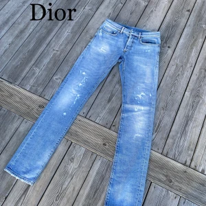 Jeans - Säljer nu dessa sjukt feta jeansen för ett steal pris! Rätt säker på att de är från runt 2008, alltså Kris van assche eran men kan eventuellt va från tidigare än så. De är i toppen skick. Mått: Midjan≈38,5cm, längden≈110cm, benöppningen≈17,5cm. Hör gärna av er om ni har några frågor eller funderingar!