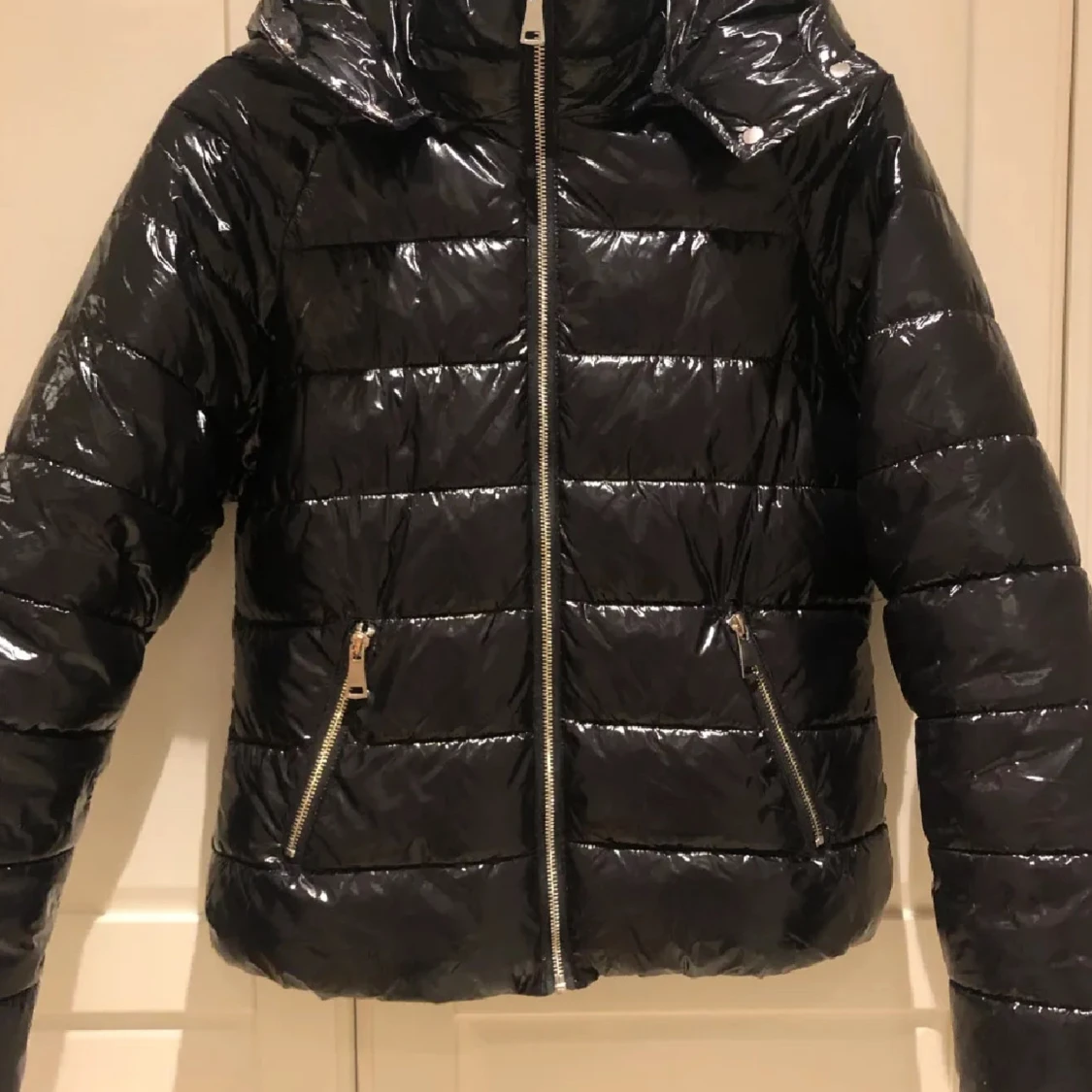 Svart glansig pufferjacka