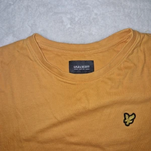  T-shirt från Lyle & Scott - Säljer en snygg t-shirt från Lyle & Scott i mycket bra skick. Den är använd ett fåtal gånger. Storleken passar XS och XXS
