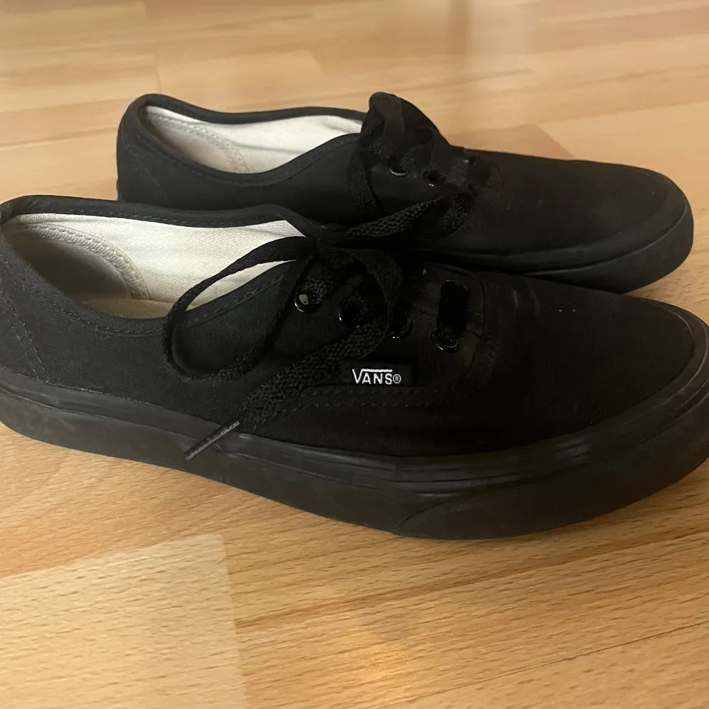 Säljer ett par svarta Vans sneakers i bra skick. De har en stilren design med snörning och den ikoniska 'Off the Wall'-loggan på hälen. Perfekta för vardagsbruk och passar till nästan allt. Sköna och tidlösa!. Kengät.
