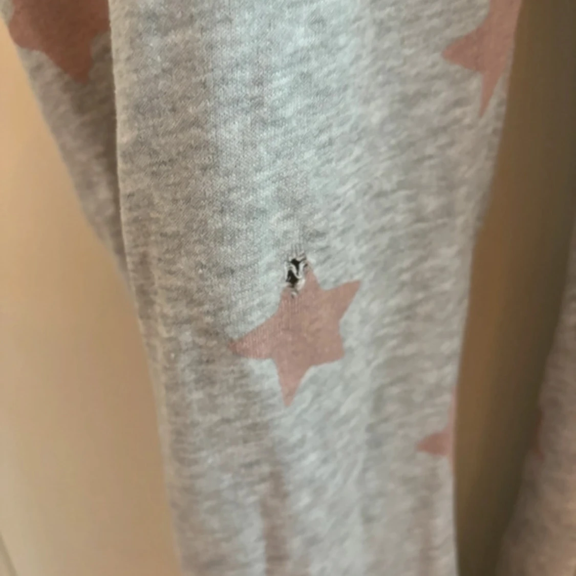 Grå onesie med stjärnor från Lindex - 93