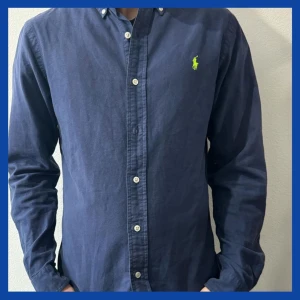 Mörkblå skjorta från Ralph Lauren - Skjorta från Ralph Lauren med slim fit, storlek S