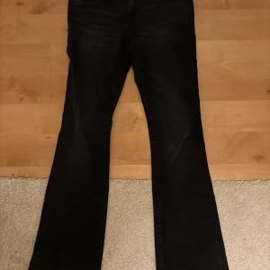 Gina young jeans  - Säljer dessa svarta jeans med Y2K fickor(low waist), använda endast 1 gång. Säljer då de inte används och är som nya. Storlek 170, passar mig som är 171cm lång. Se midjemått på bild 3 å innerbenslängd på bild 4🤗 Betalning sker via Plick! Skriv om du har frågor 💓nypris :350kr , Köparen står för frakt!