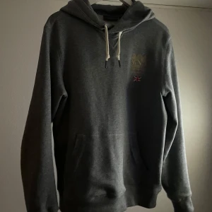 Morris hoodie  - Morris hoodie i otroligt fint skick, den passar lite större än S.  Hör av er vid fler funderingar 